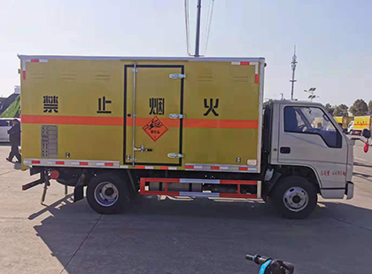 双湖爆破器材运输车工人安全操作规范与智能技术保障